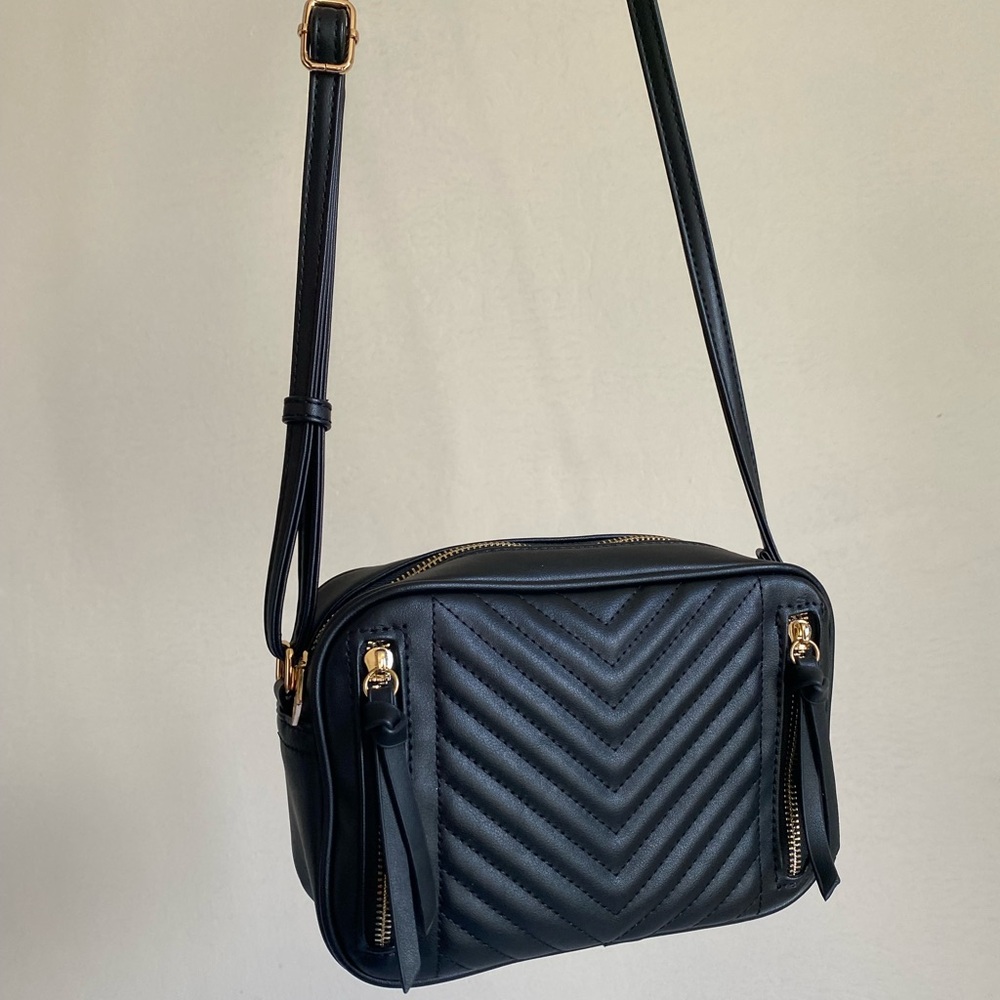 BLACK AND GOLD CROSSBODY PURSE